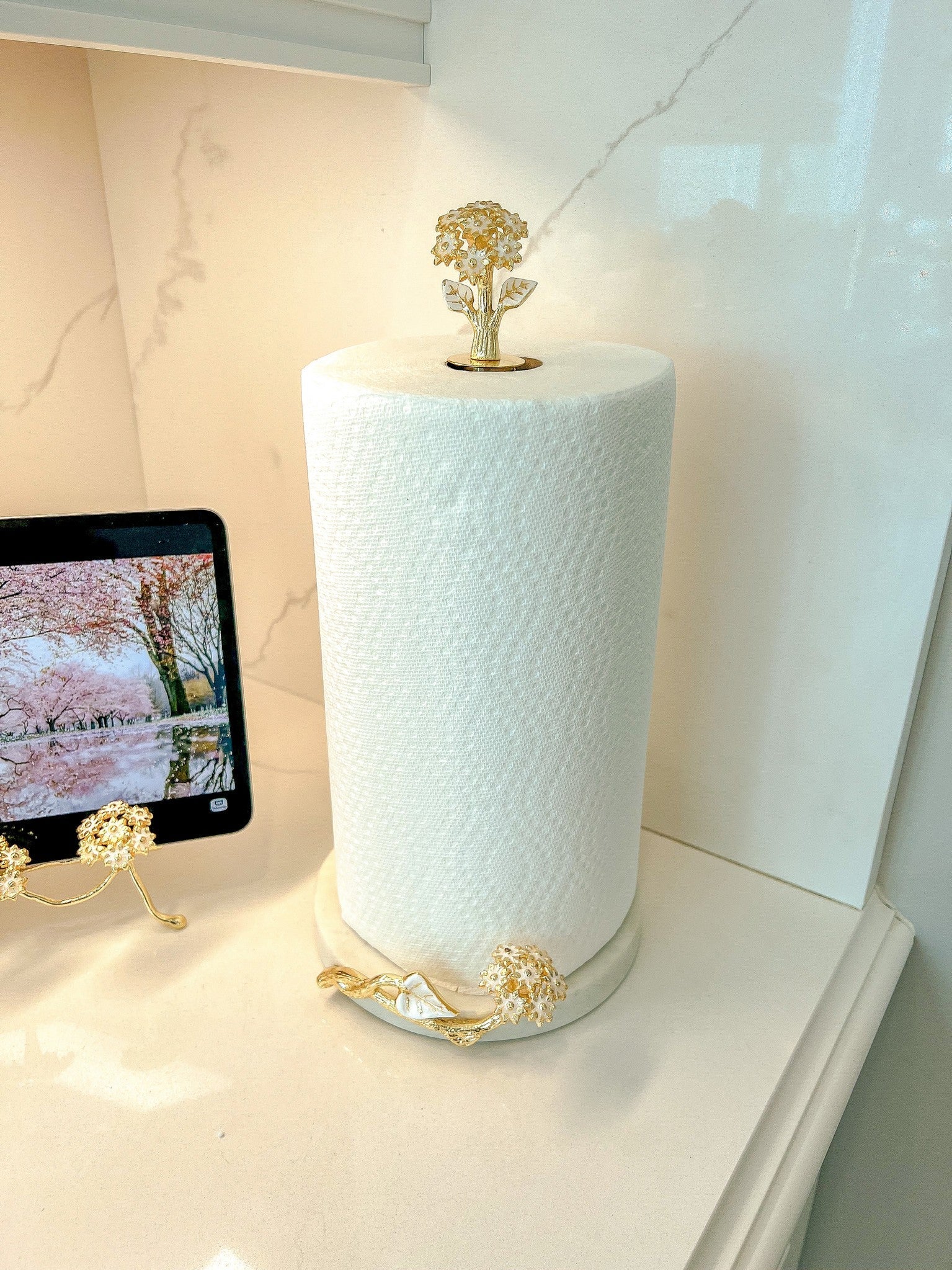https://www.inspiremehomedecor.shop/wp-content/uploads/1688/10/find-the-best-prices-on-gold-paper-towel-holder-with-marble-base-from-the-hydrangea-collection-inspire-me-home-decor_0.jpg