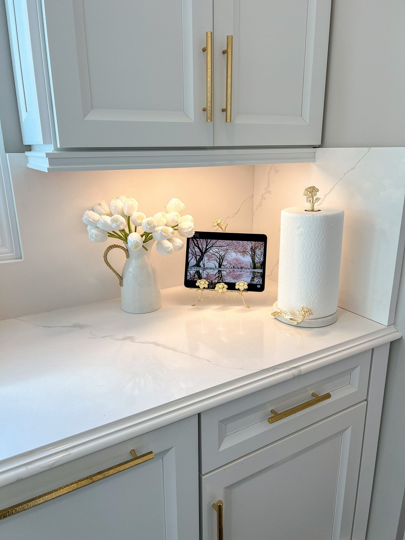 https://www.inspiremehomedecor.shop/wp-content/uploads/1688/10/find-the-best-prices-on-gold-paper-towel-holder-with-marble-base-from-the-hydrangea-collection-inspire-me-home-decor_3.jpg